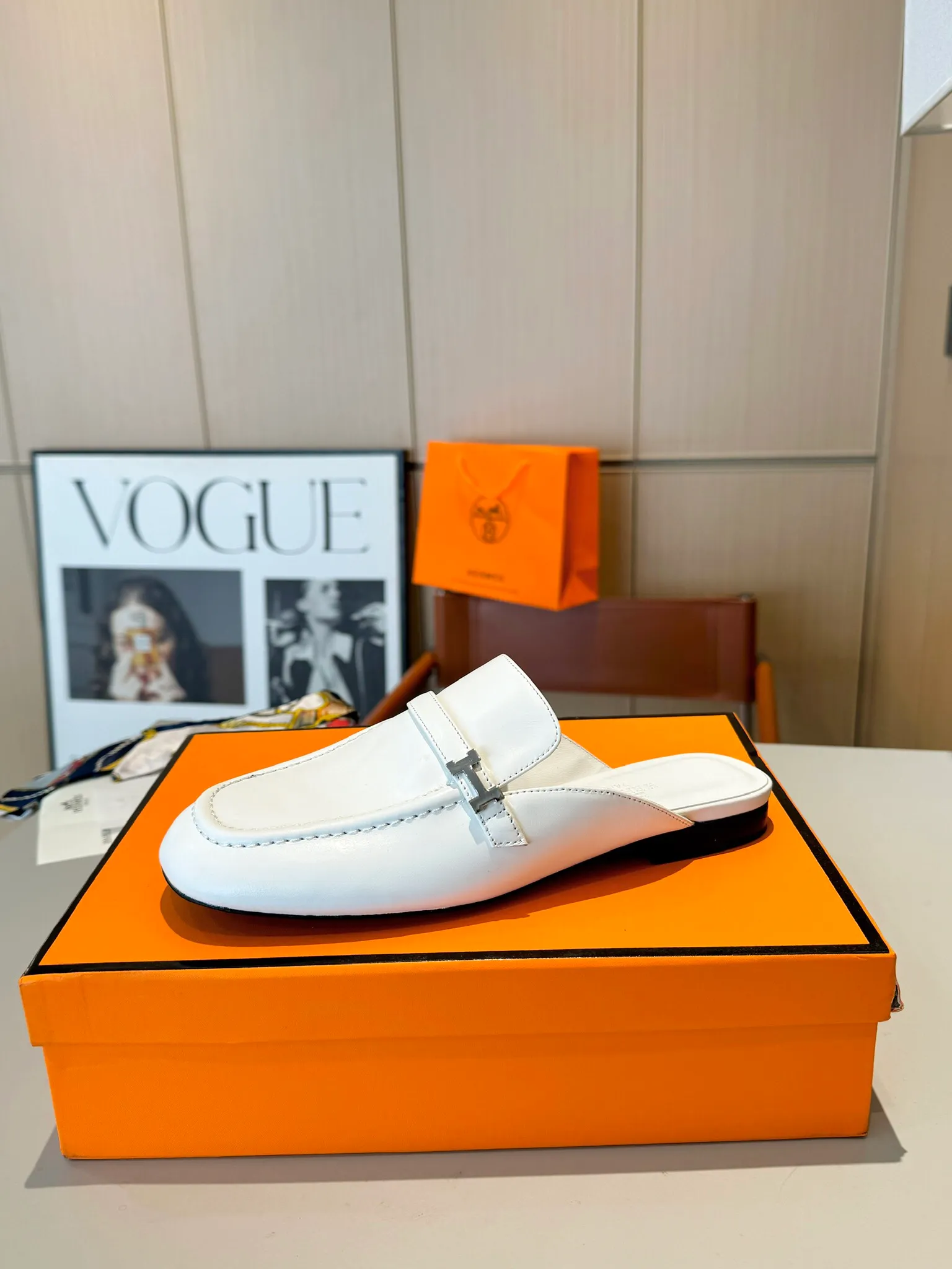 👟👟Ex-factory price 520👟👟 Hermes Groupie square-toe H-buckle mules, half-drag high heels and flat heels; the foot feel at the counter is invincible, groupie Mule shoes are made of h-buckle canvas and calfskin with mini silver Paris shoe buckles and contrasting piping. They are super beautiful in real life. Upper: imported original calfskin/original molded fabric. Lining: sheepskin. Outsole: Italian genuine leather outsole. Original packaging. Heel height: 5cm and 2 types of flat heel. Size: 35-41 (customized in size 42). Color: 6 colors.